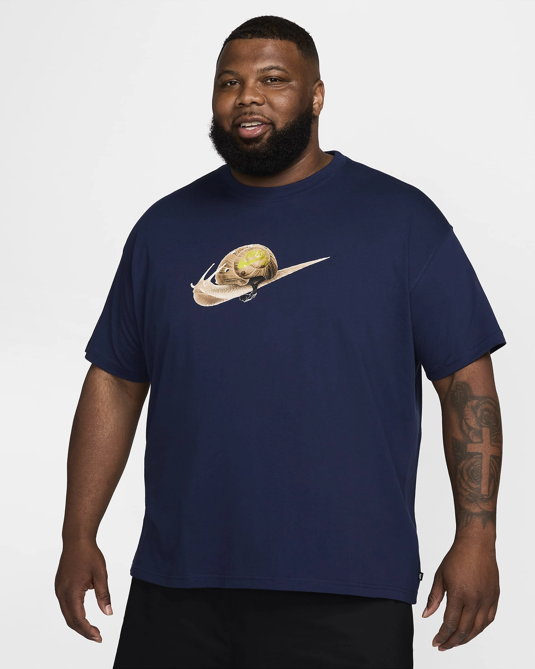 Léim isteach i stíl leis an Nike SB Max90 T-léine scátála is déanaí, éadaí compordach agus spraíúil ar do thuras.